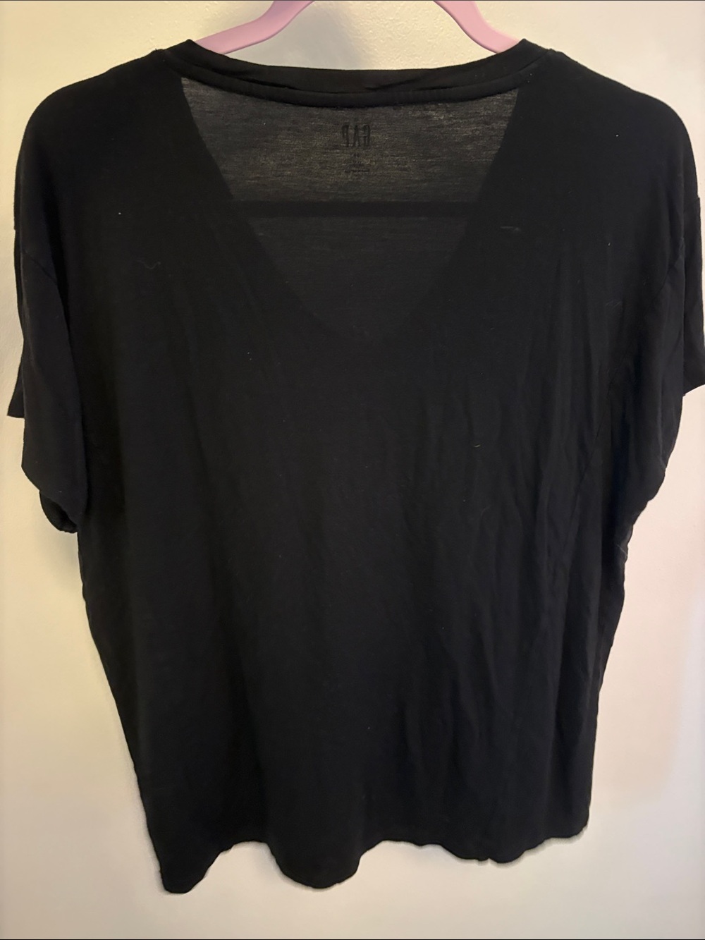 GAP Black V-Neck Short Sleeve Tee - Picture 2 of 3
